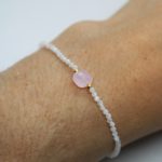 Bracelet élastique fil nylon transparent, perles naturelles pierre de lune blanche, perles dorées à l'or fin 24 carats, perle de verre carrée facettée rosée- 16 euros (1)