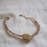 bracelet perles naturelles quartz rose, perles dorées or fin , coquillage cauris naturel - 22 e