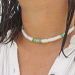 Collier perles en pierre fine d'opale blanche, forme heishi non facettée et perles en pierres fines naturelles de chrysoprase forme heishi, rondelles dorées - 38 euros (1)